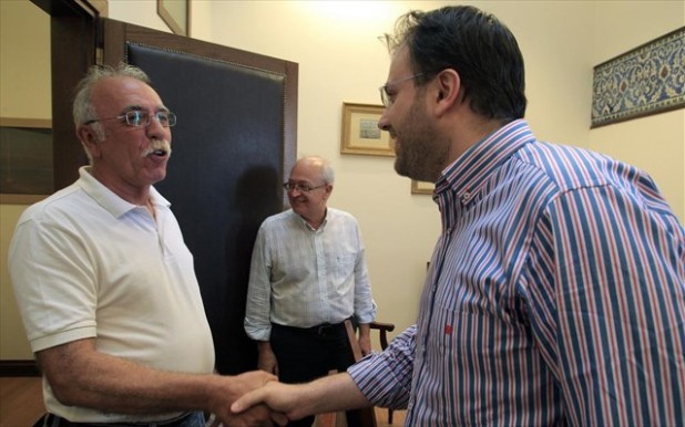 Oι γραμματείς της ΔΗΜΑΡ Θανάσης Θεοχαρόπουλος (δεξιά) και του ΣΥΡΙΖΑ Δημήτρης Βίτσας (αριστερά)